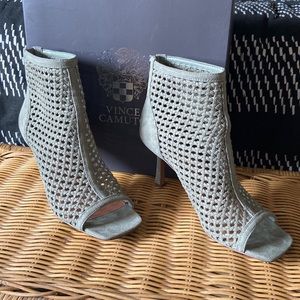 Vince Camuto VC-Emalani Heels